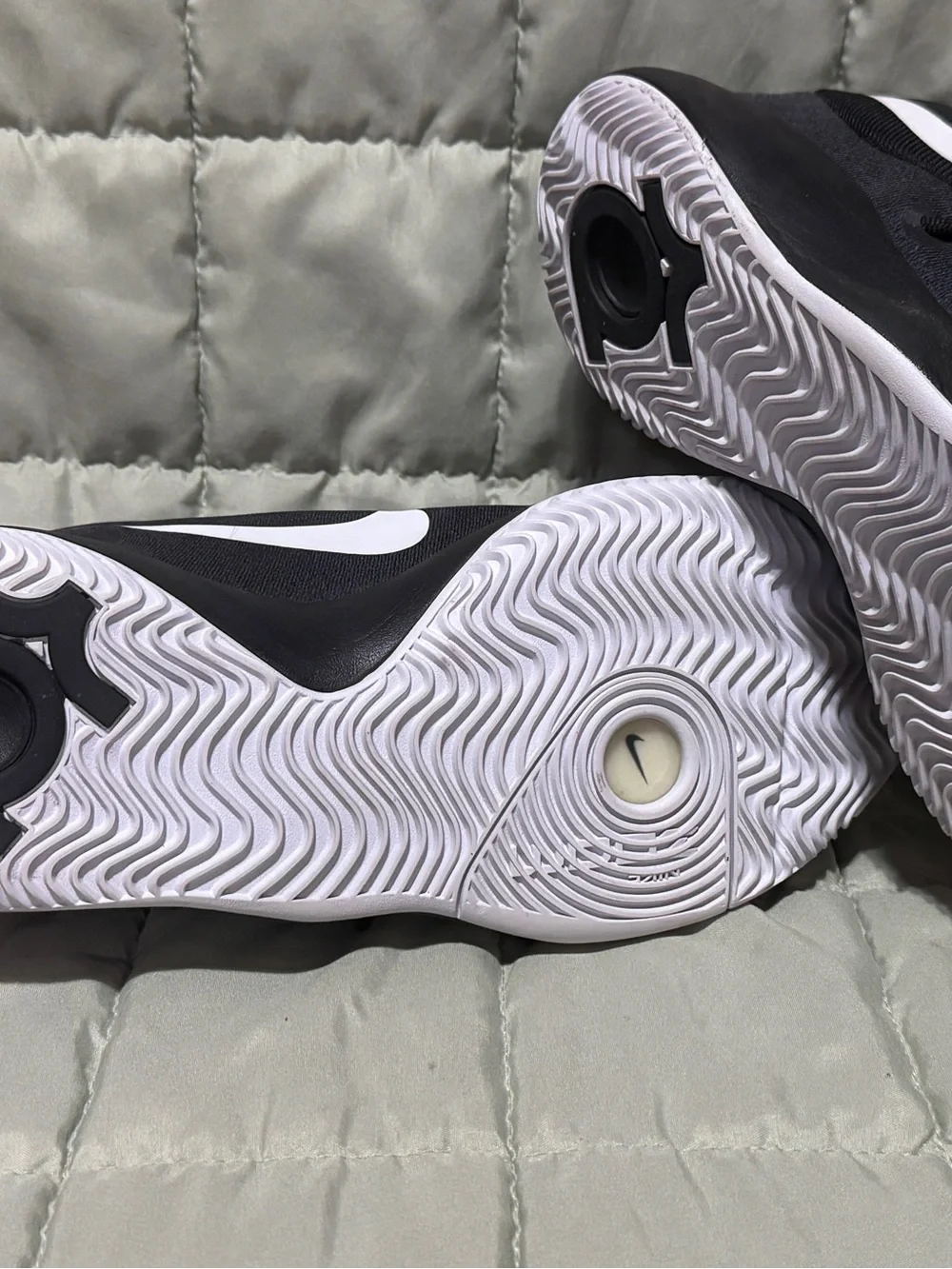 Nike Men's Black and White Low-Top Athletic Shoes